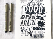 Cargar imagen en el visor de la galería, Estilógrafo Pigma Micron 01 Sakura Negro